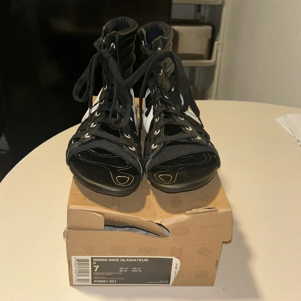 “NEW! RARE…”NIKE” Black Gladiateur II Sneaker/Sandals ♥️ - Picture 3 of 7